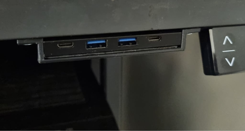 Monterbar Simplecom USB-hubb under skrivbordet