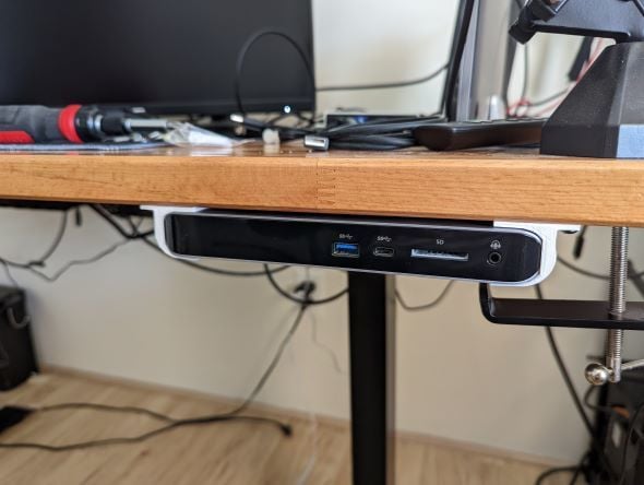 Belkin Pro USB-C Hub under skrivbordsfäste