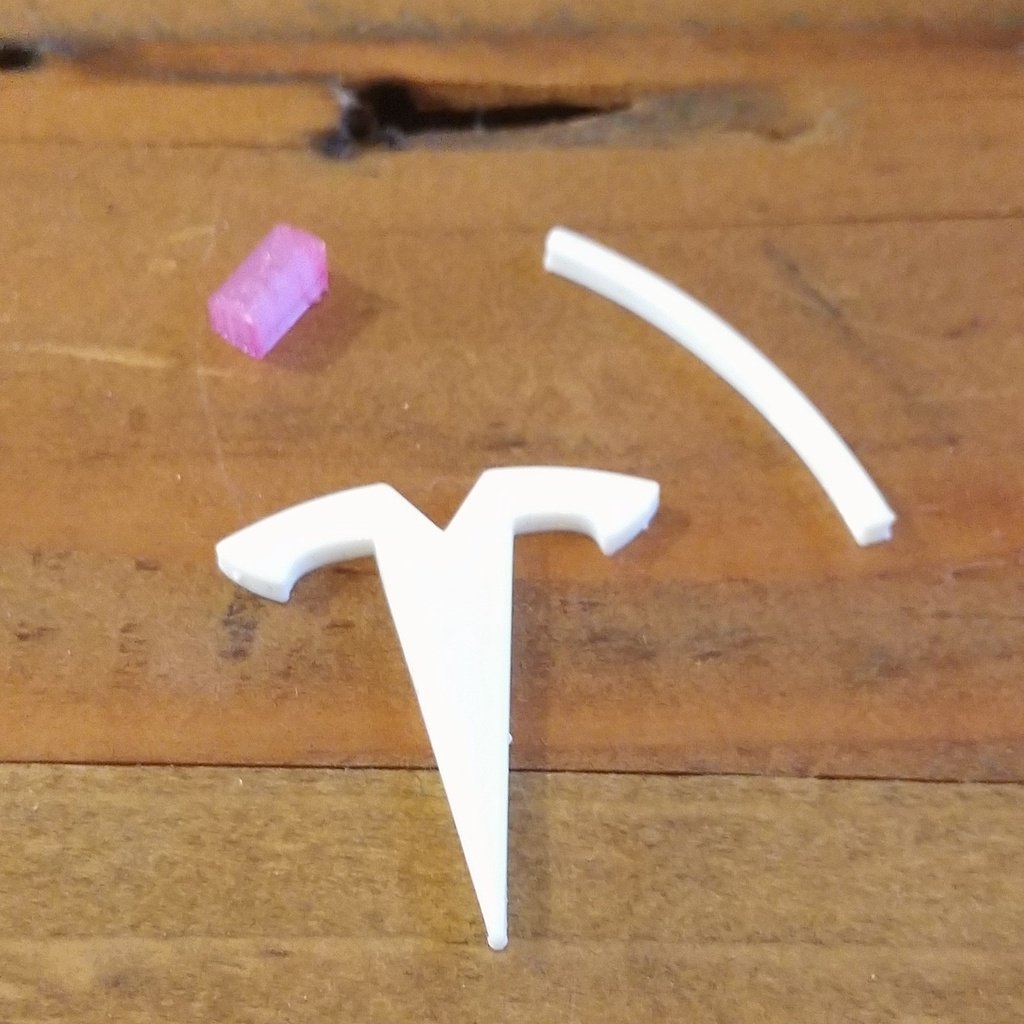 Tesla Charger Organizer med separat logotyp och nubb