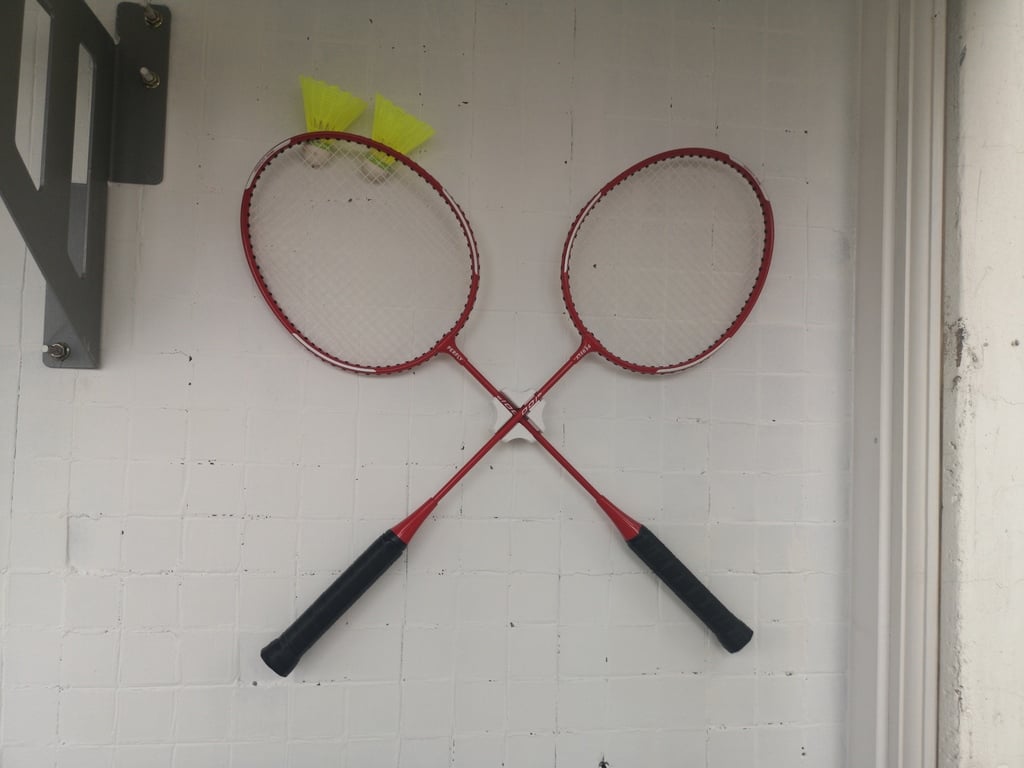 Vägghängd badmintonrackethållare