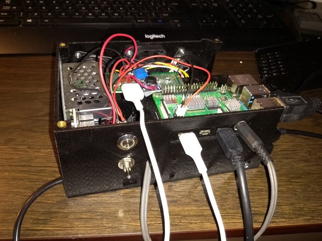 Desktopfodral för Raspberry Pi 4B med plats för strömförsörjning och SATA-diskar