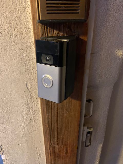 Ring Doorbell 2:a generationens monteringsstöd med 45° vinkel och 5° uppåtjustering