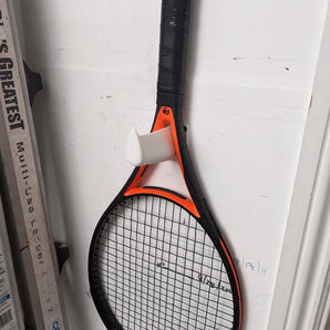 Vägghängd tennisrackethållare