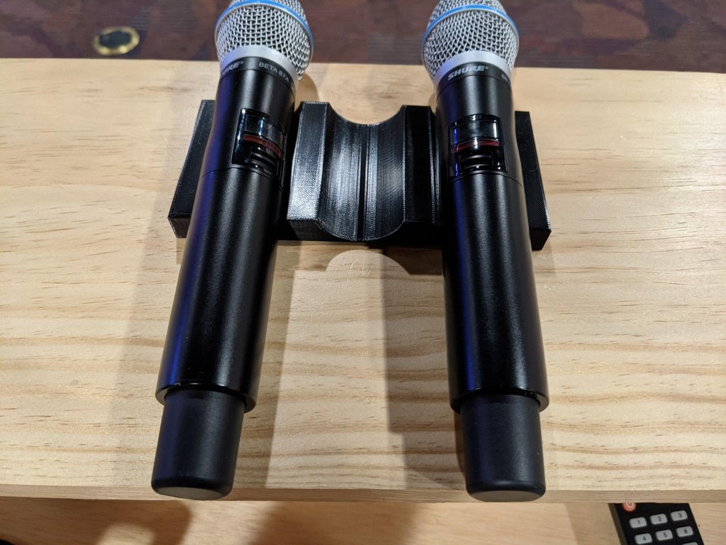 Trådlös mikrofonhållare för kyrkans ljudkonsol med plats för tre mikrofoner
