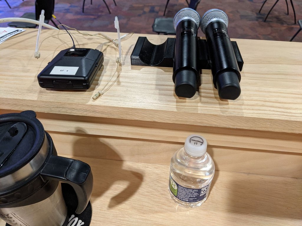 Trådlös mikrofonhållare för kyrkans ljudkonsol med plats för tre mikrofoner