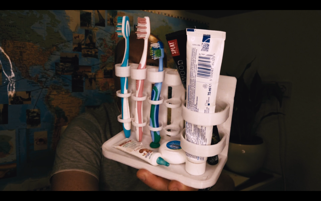 Badrumsarrangör för tandborste och tandkrämshållare