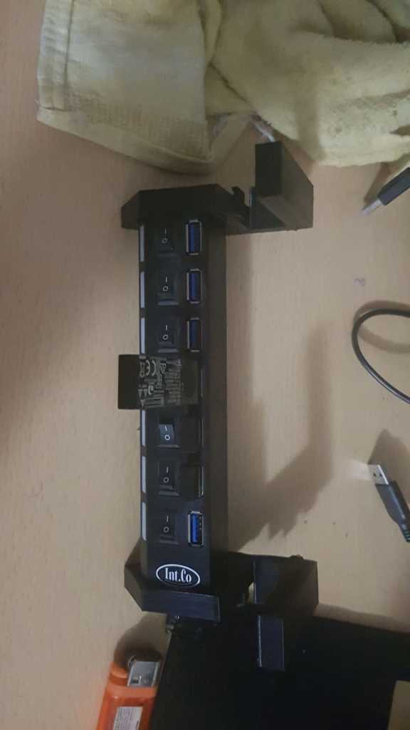 7-ports USB-hubbhållare med kabelhantering och bordsmontering