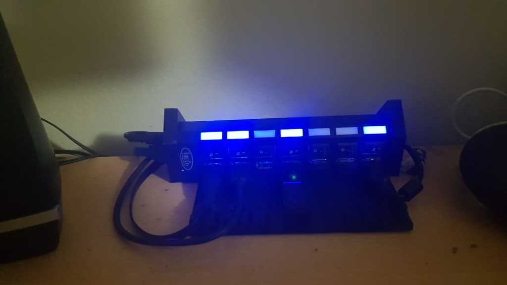 7-ports USB-hubbhållare med kabelhantering och bordsmontering