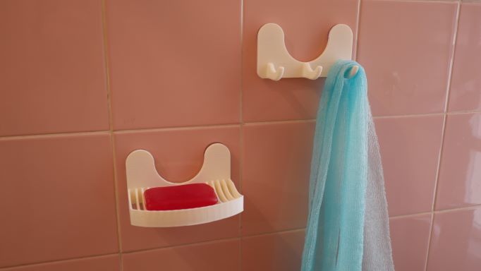 Badrumsset med väggkrokar och tvålhållare