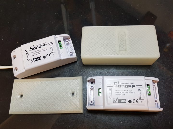 Sonoff Basic Box med kontrollknapp och skruvhål